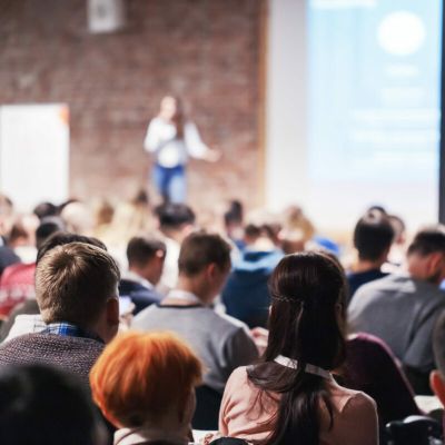 Presentadora de evento de empresa